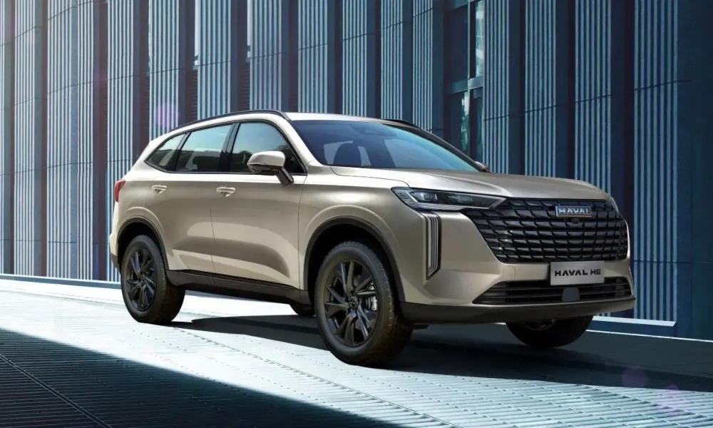 SUV híbrido GWM New H6 híbrido color dorado con diseño de lujo.
