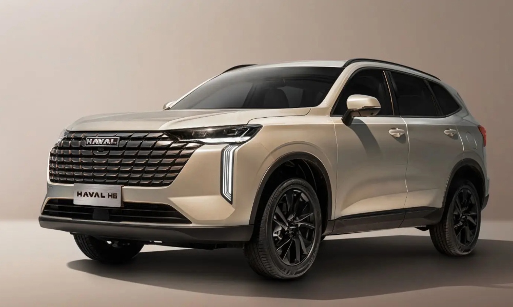 SUV híbrida Haval H6 HEV color dorado con rines de lujo y diseño futurista.