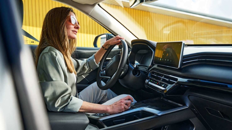 Mujer conduciendo un SUV GWM haval Jolion Pro.