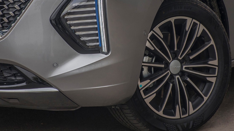 Vista cercana de rueda delantera de HAVAL H6 HEV Hibrida color azul