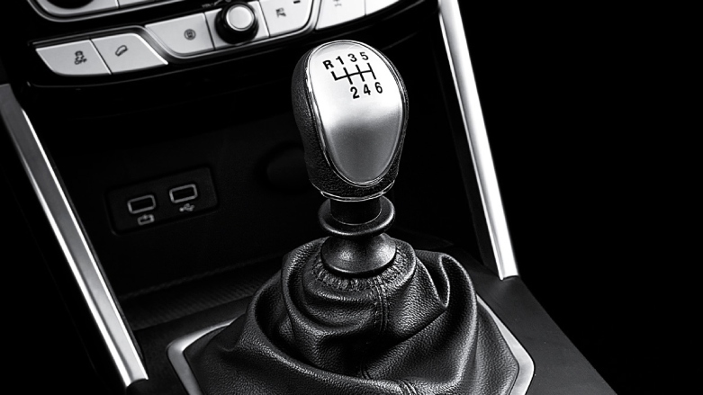 Vista cercana de la caja de cambios mecánica de camioneta GWM Poer.