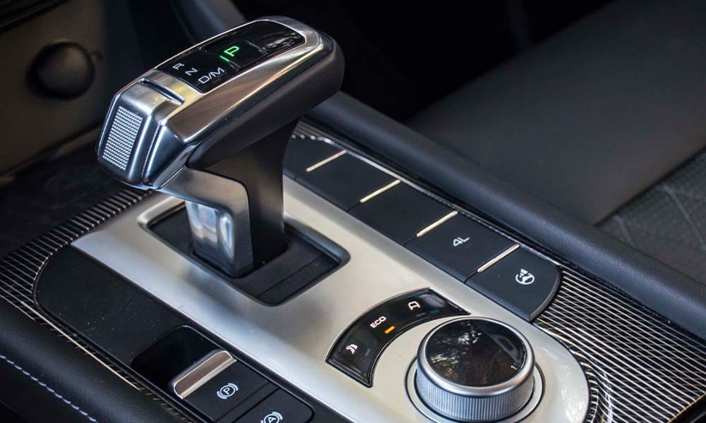 Vista cercana de caja de cambios automática de GWM Poer 4x4.